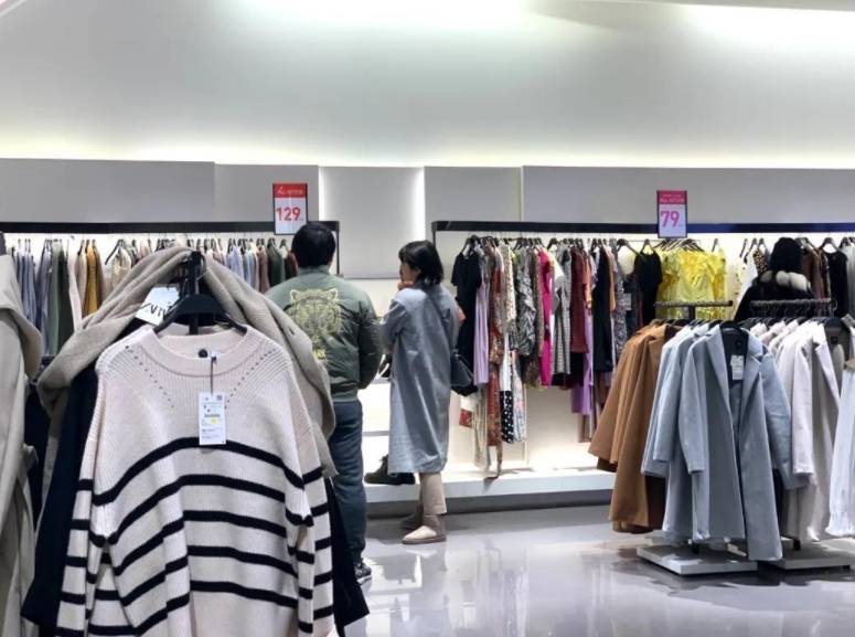 快時(shí)尚服裝是新零售下滋生的產(chǎn)物,不但更新快,具有時(shí)尚型,.