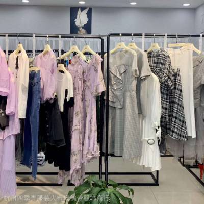 菏澤市定陶區(qū)陳集鎮(zhèn)八一國(guó)華大街銀基購(gòu)物廣場(chǎng)萬嘉服裝城阿萊貝琳夏加盟女裝品牌折扣店